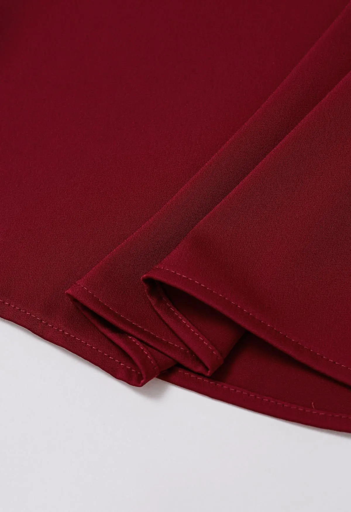 Haut en satin glamour à encolure perlée en bordeaux