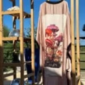Kimono rouge boho en satin de soie vec illustration festive et des touches vertes 