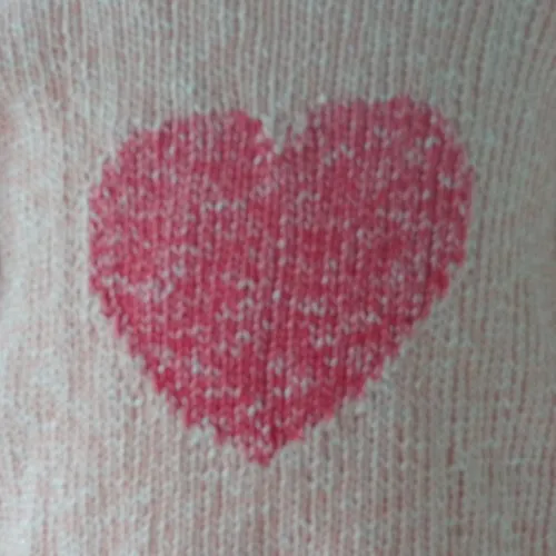 Pull avec motif coeur entièrement tricoté à la main