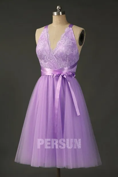 Robe de soirée courte rouge encolure V en dentelle à dos nu avec bretelles croisées