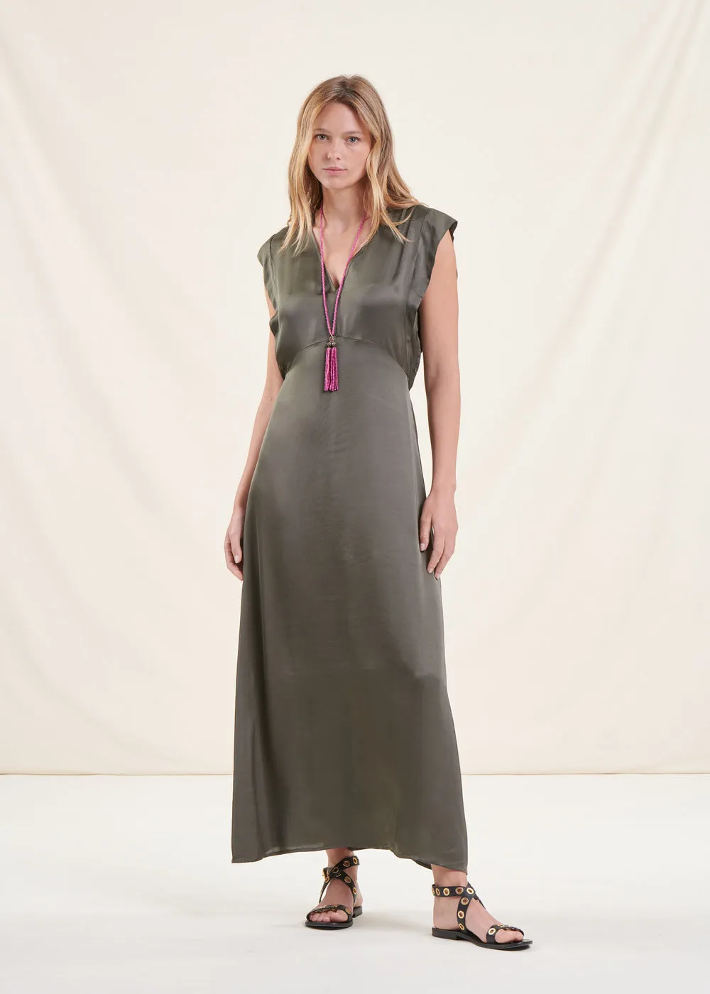 Robe longue fluide cintrée kaki en satin